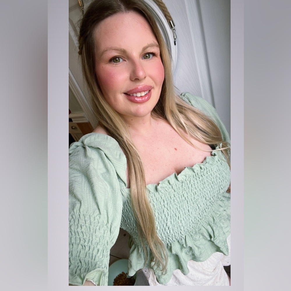 EN SAISON 💚Elegant Green Smocked Top